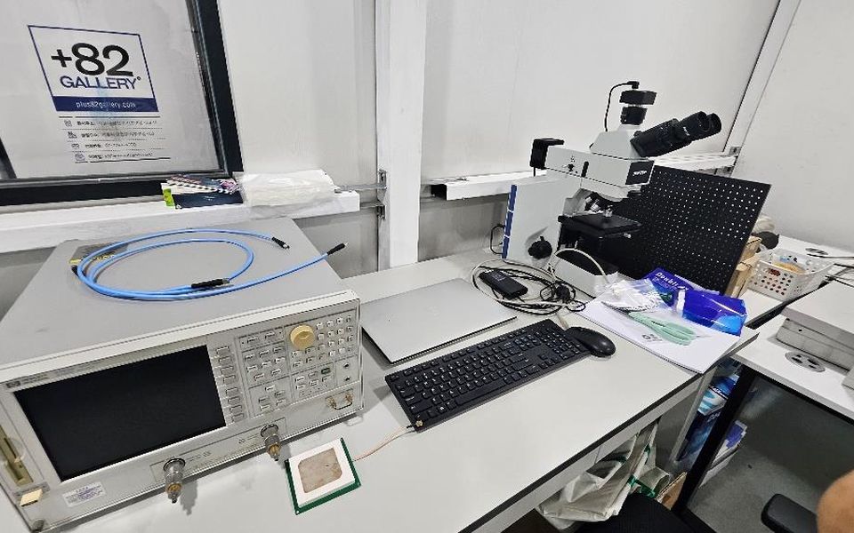 +82 R&D 연구소 — RFID 안테나 계측 장비와 현미경